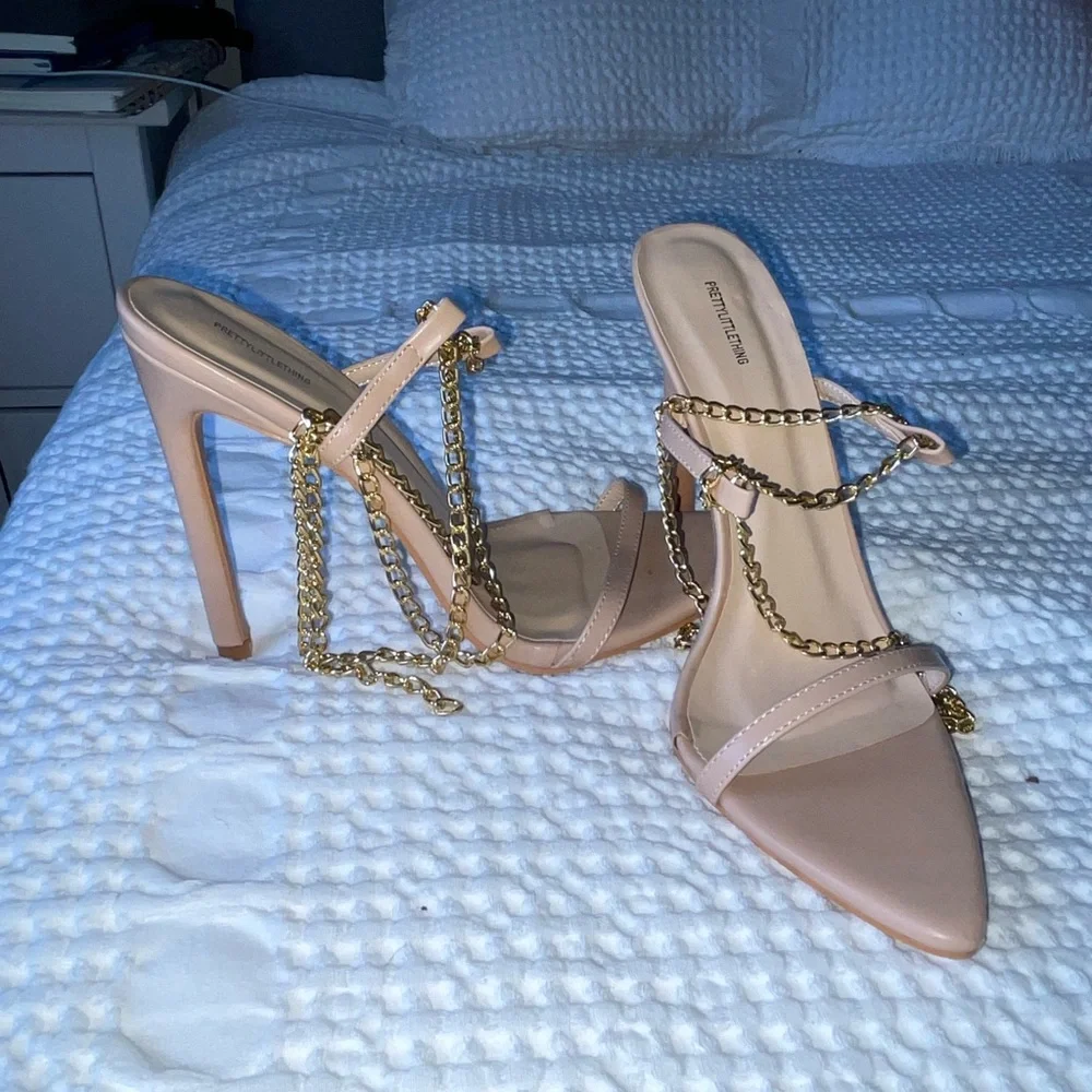 Pretty little thing - nude barely there heels with gold chain size US 7 - Picture 2 of 4